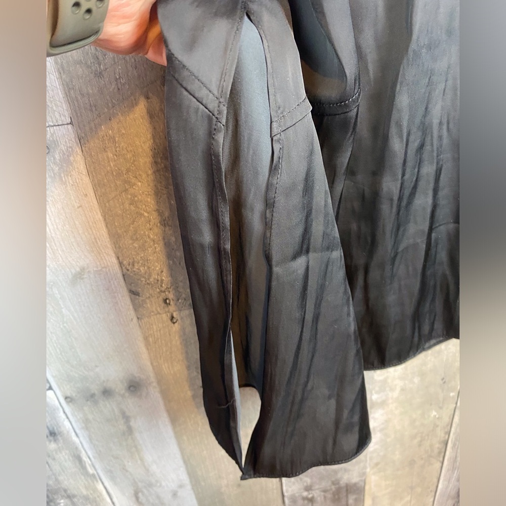 Carbon 38 Satin Asymmetrical Hem Tank in Black Size XL. - Picture 3 of 8